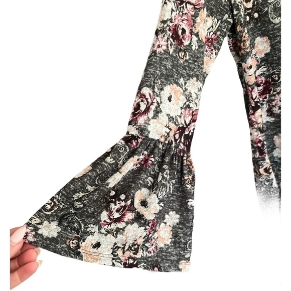 Francesca's Bell Sleeve Gray Floral Shift Dress Keyhole Back w/Neck Bow Size S - Picture 8 of 11